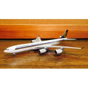 Singapore Airlines 新加坡航空 Airbus A340-500 9V-SGA 2006s colors. With rolling gears. PH10557 Phoenix 1:400