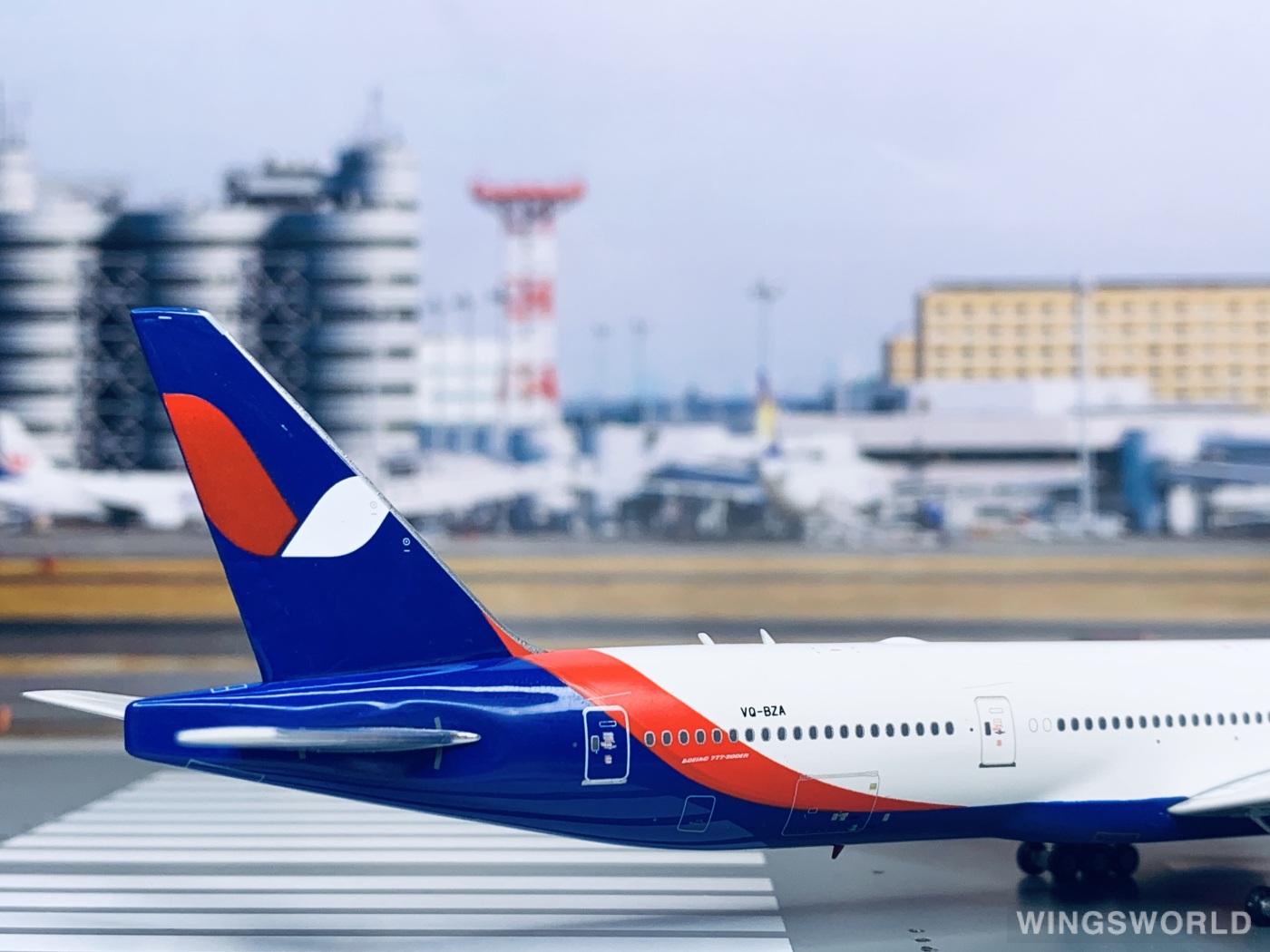 Phoenix 1:400 PH11548 Azur Air 蓝色航空 Boeing 777-300ER VQ-BZA