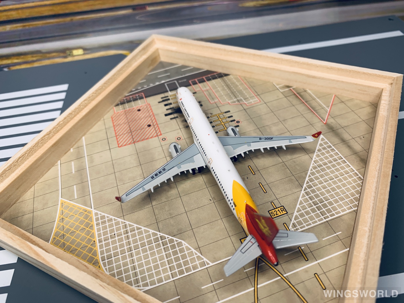 HYJLwings 1:400 HYJL81045 Capital Airlines 首都航空 Airbus A321 B-300F