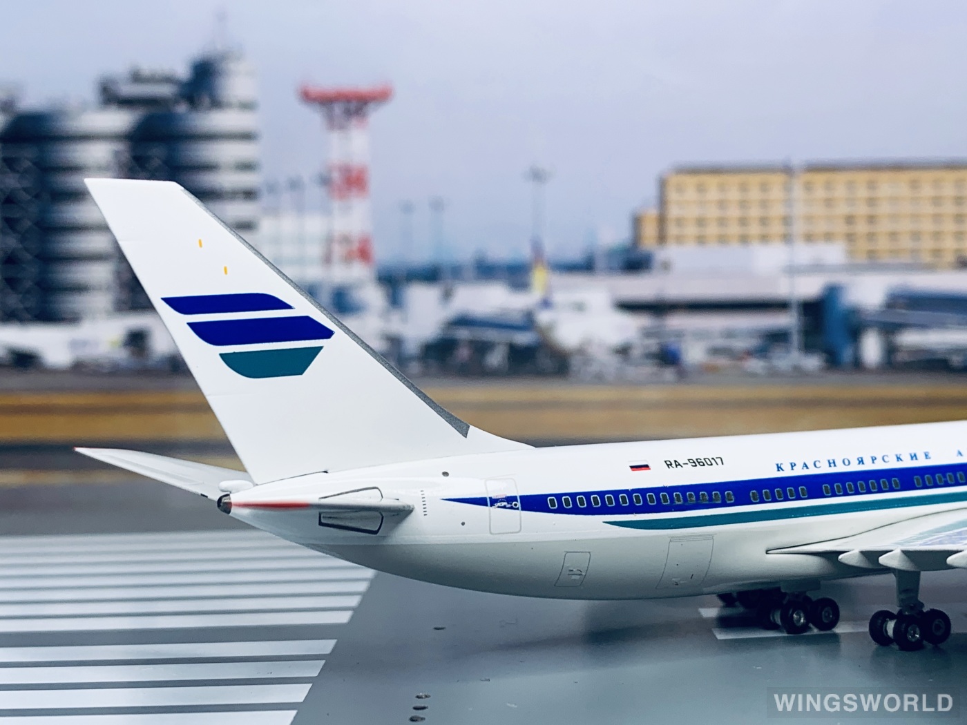 Phoenix 1:400 PH10797 KrasAir Ilyushin Il-96 RA-96017