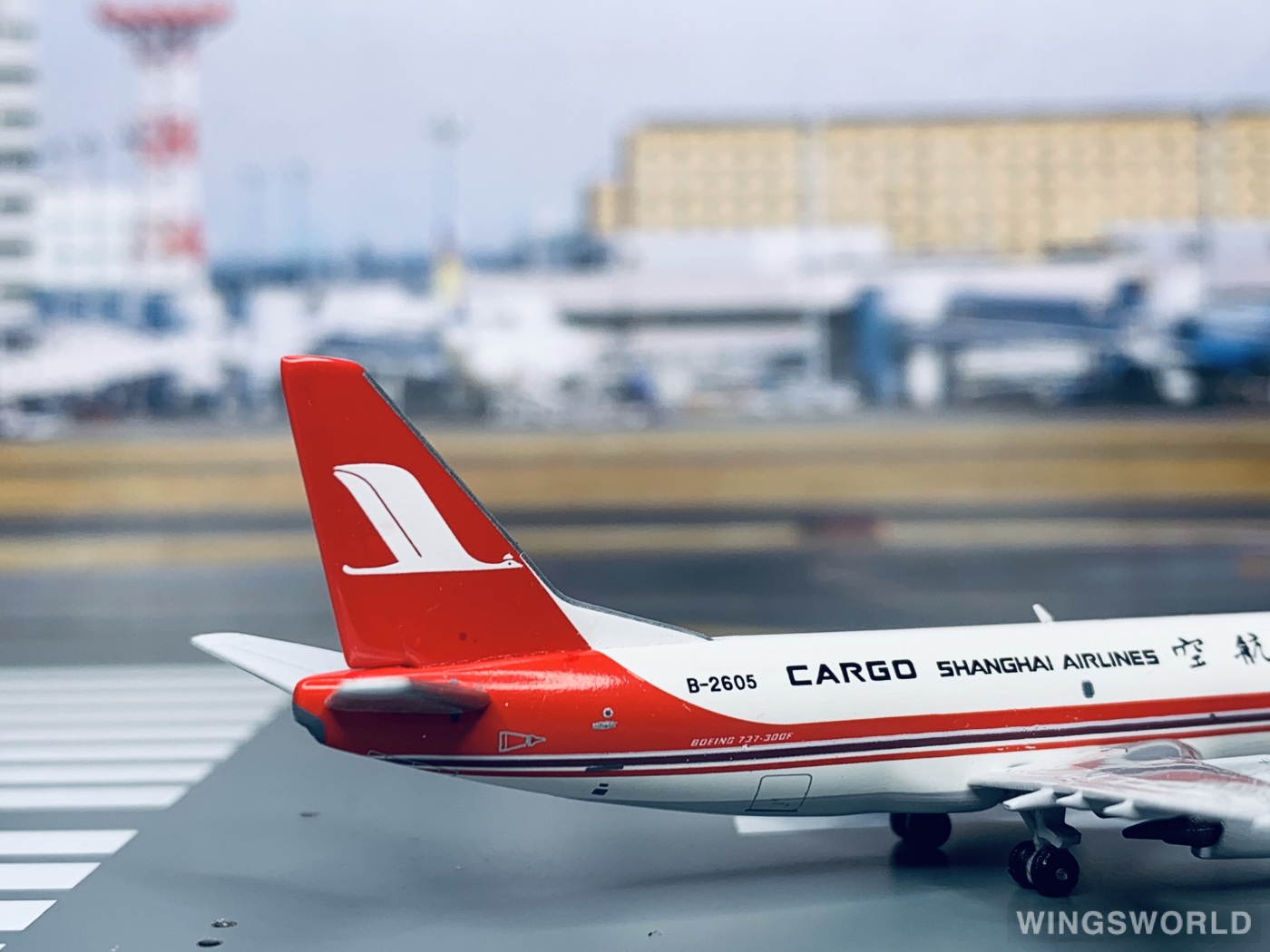Skywings 1:400 SKY059S Shanghai Airlines 上海航空 Boeing 737-300 B-2605