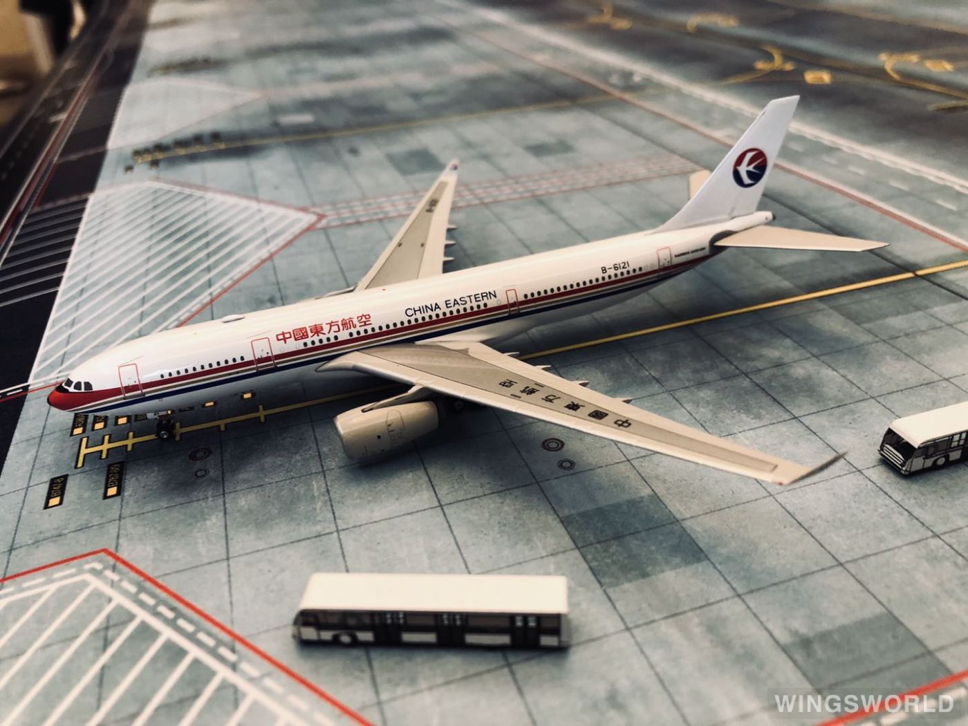 Phoenix 1:400 PH10480 China Eastern 中国东方航空 Airbus A330-200 B-6121