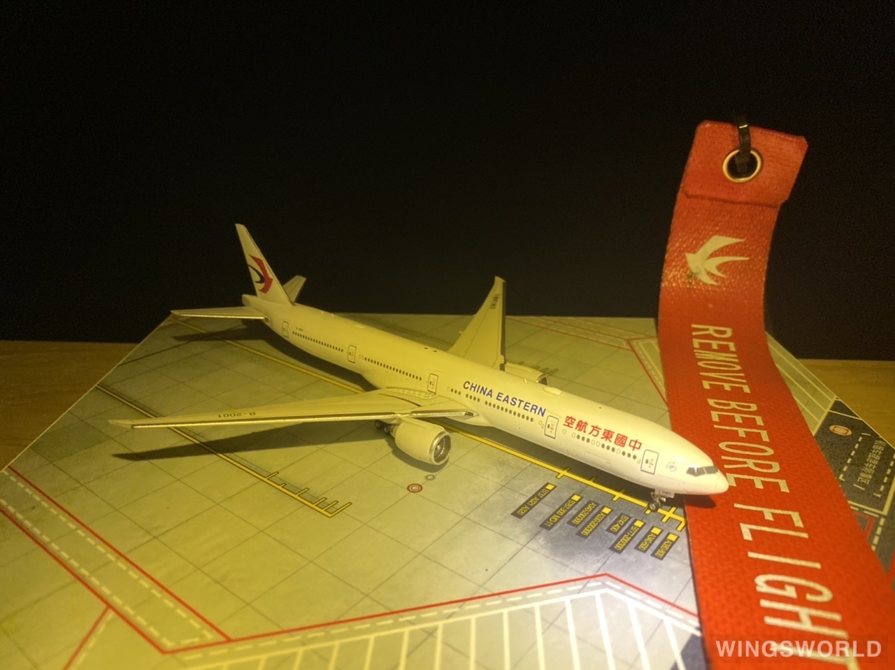 Phoenix 1:400 PH11011 China Eastern 中国东方航空 Boeing 777-300ER B-2001