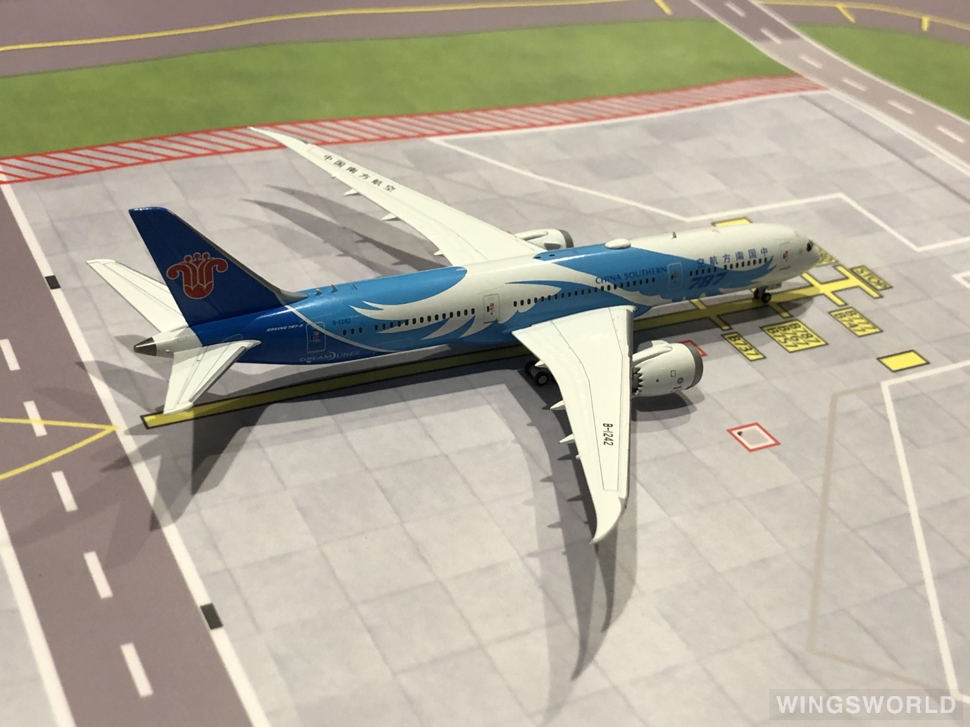 JC Wings 1:400 KD4679 China Southern 中国南方航空 Boeing 787-9 B-1242