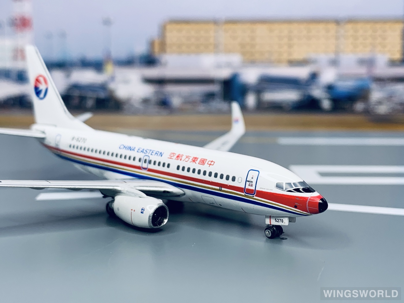 Phoenix 1:400 PH10628 China Eastern 中国东方航空 Boeing 737-700 B-5270