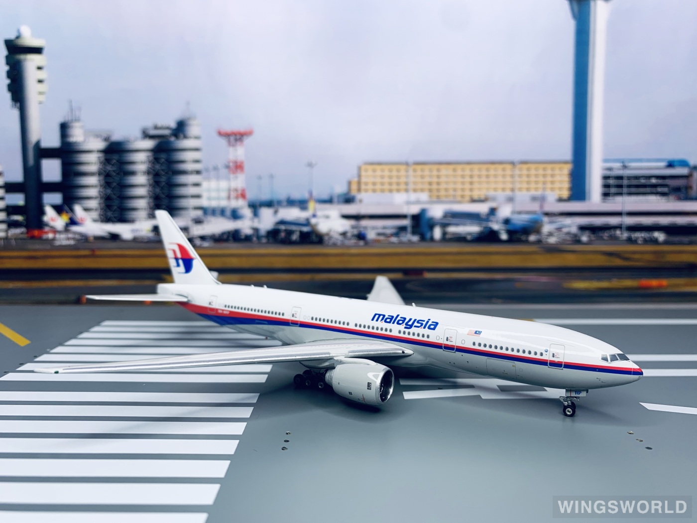 Apollo 1400 Boeing 777200 Malaysia Airlines 马来西亚航空 A13085 9MMRF 的照片