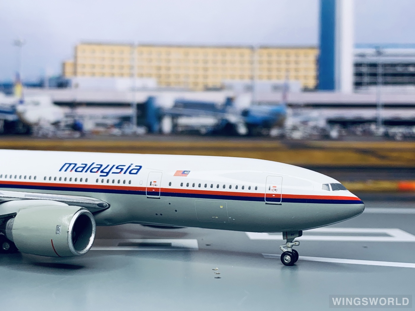 Apollo 1400 Boeing 777200 Malaysia Airlines 马来西亚航空 A13085 9MMRF 的照片