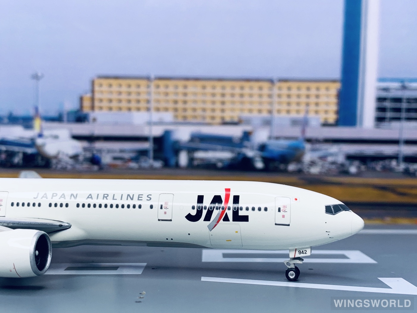 Phoenix 1:400 PH10573 Japan Airlines 日本航空 Boeing 777-300 JA8942