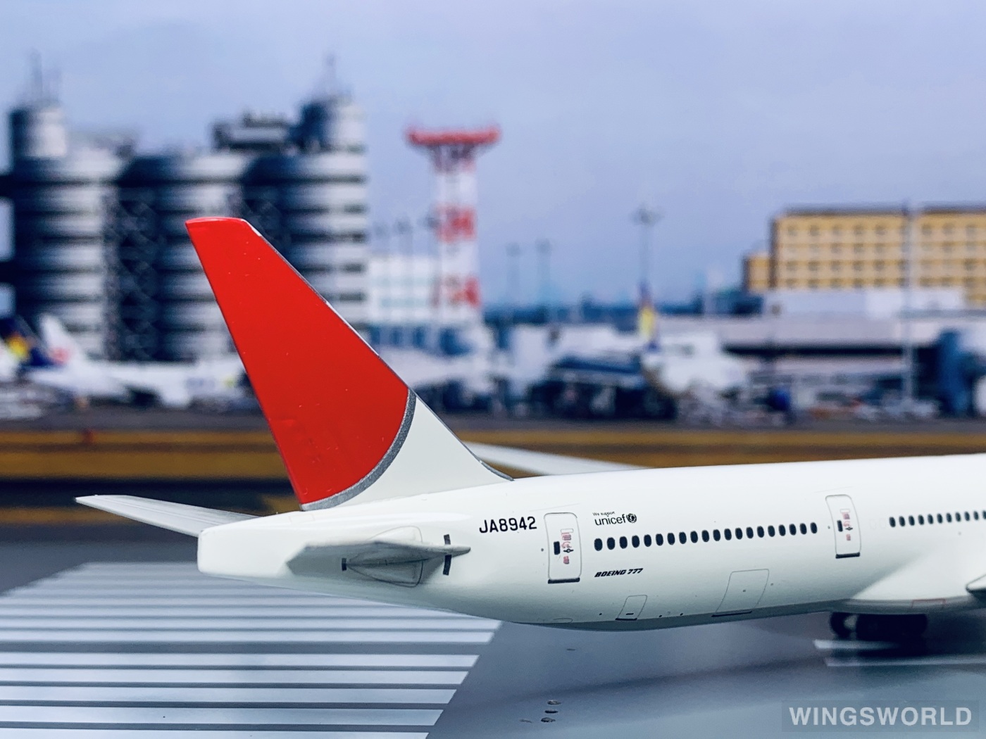 Phoenix 1:400 PH10573 Japan Airlines 日本航空 Boeing 777-300 JA8942