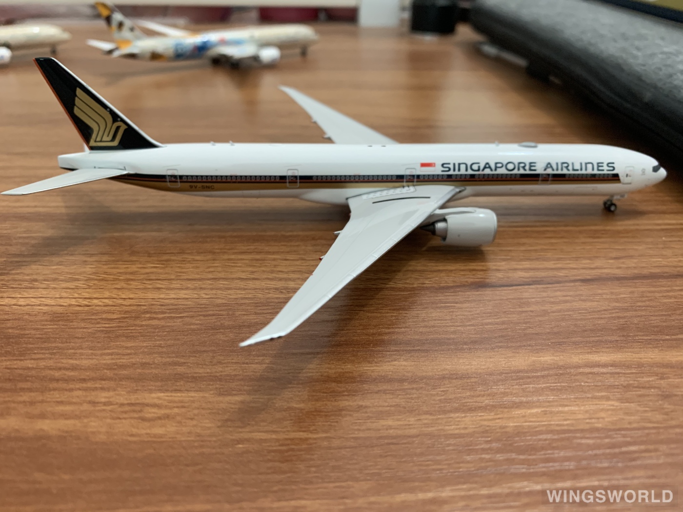 Phoenix 1:400 PH04330 Singapore Airlines 新加坡航空 Boeing 777-300ER 9V-SNC