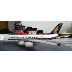 Singapore Airlines 新加坡航空 Airbus A380-800 9V-SKK 2007s colors. With rolling gears. PH10774 Phoenix 1:400
