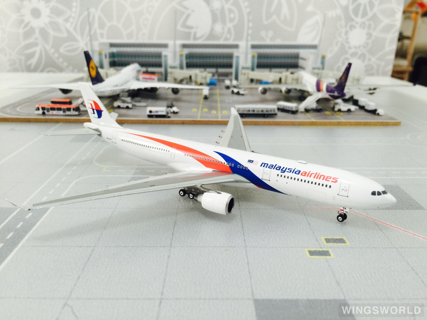 Phoenix 1:400 PH10493 Malaysia Airlines 马来西亚航空 Airbus A330-300 9M-MTA