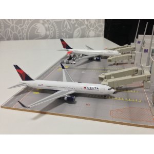 Delta Air Lines 达美航空 Boeing 767-300 N193DN 2007s colors. With rolling gears. Produced by Phoenix. GJDAL1230 Geminijets 1:400