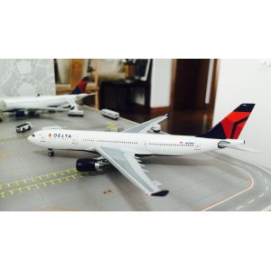 Delta Air Lines 达美航空 Airbus A330-200 N861NW 2007s colors. With rolling gear. ACN861NW AeroClassics 1:400