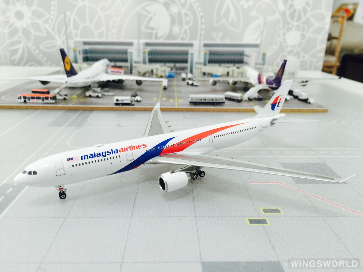 Phoenix 1:400 PH10493 Malaysia Airlines 马来西亚航空 Airbus A330-300 9M-MTA