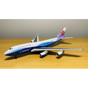 China Airlines 中华航空 Boeing 747-400 B-18210 Dreamliner cs. With numbered box. 55783 Dragon Models 1:400