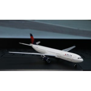 Delta Air Lines 达美航空 Airbus A330-300 N818NW 2007s colors. With rolling gear. ACN818NW AeroClassics 1:400