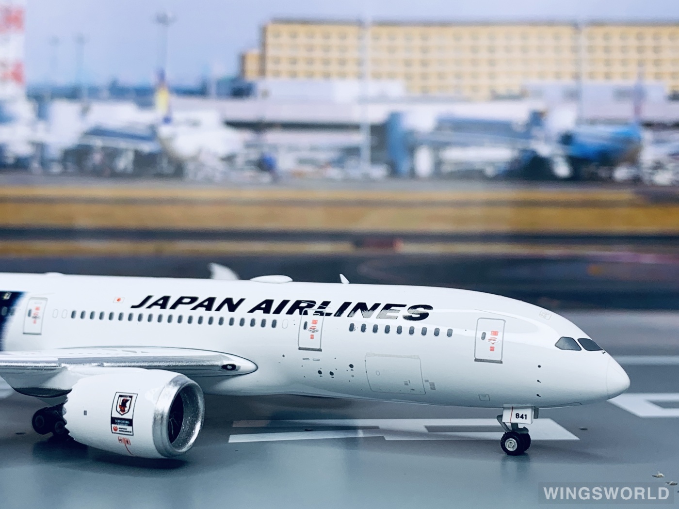 Phoenix 1:400 PH04251 Japan Airlines 日本航空 Boeing 787-8 JA841J