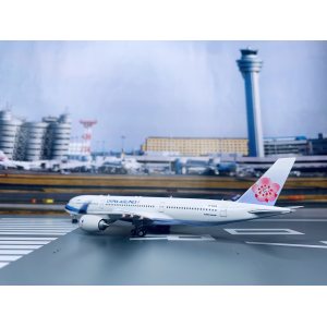 China Airlines 中华航空 Airbus A350-900 B-18401 With rolling gears. Fantasy registration. PH11016 Phoenix 1:400