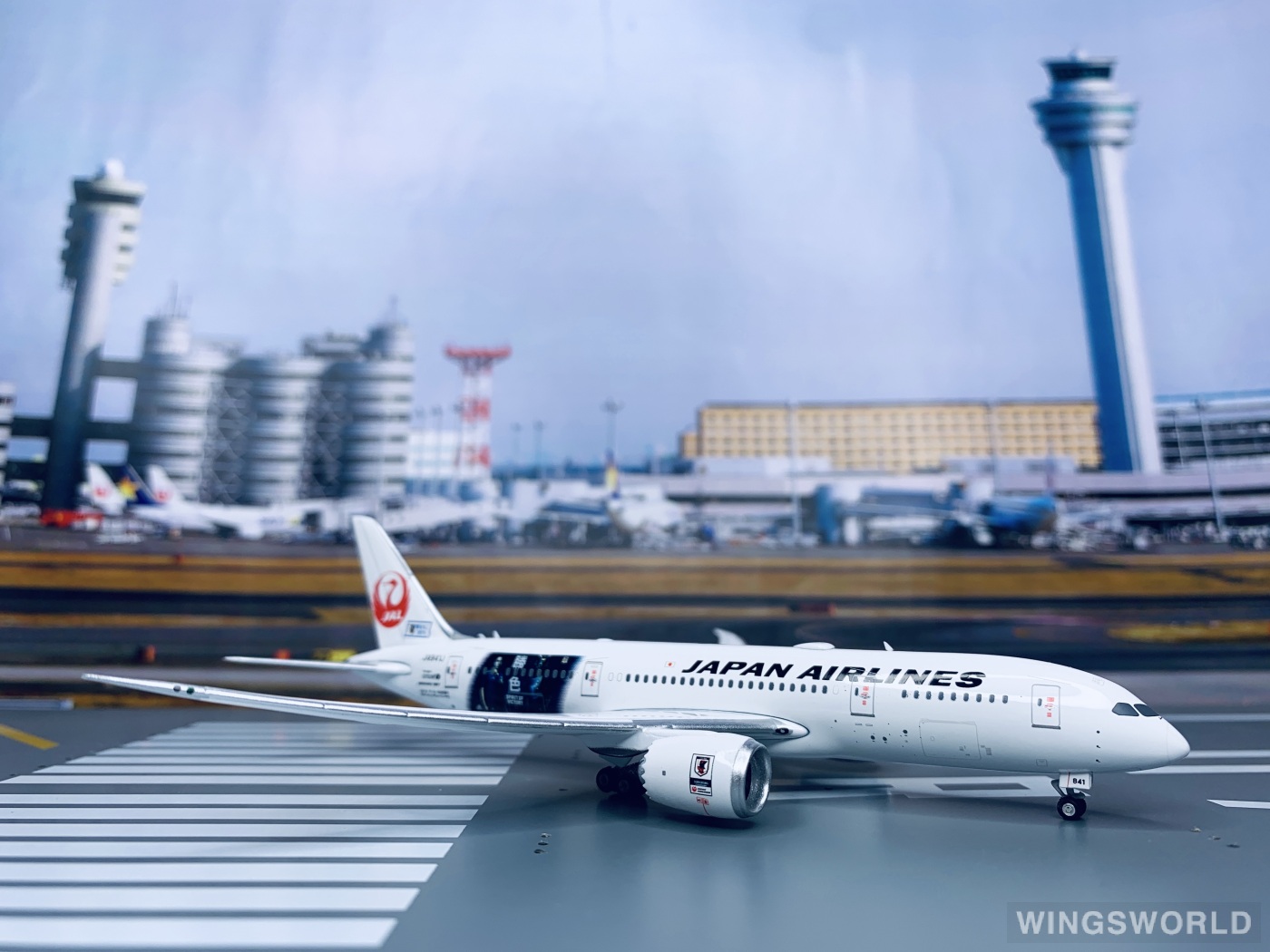 Phoenix 1:400 PH04251 Japan Airlines 日本航空 Boeing 787-8 JA841J