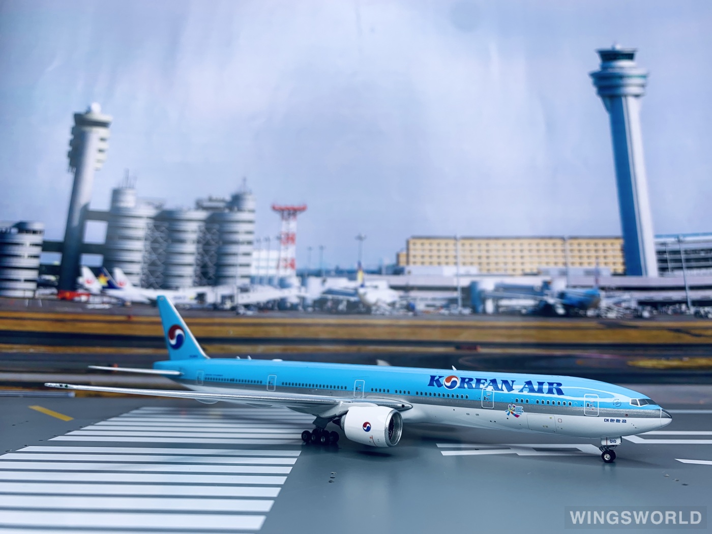 Phoenix 1:400 PH04216 Korean Air 大韩航空 Boeing 777-300ER HL8010