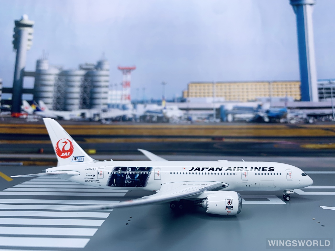 Phoenix 1:400 PH04251 Japan Airlines 日本航空 Boeing 787-8 JA841J