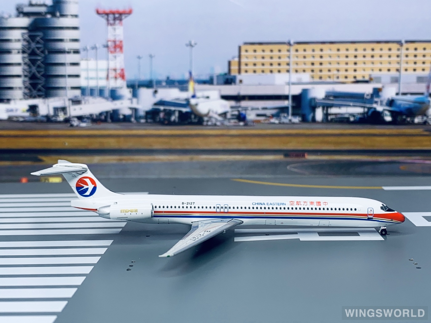 Geminijets 1:400 GJCES1372 China Eastern 中国东方航空 McDonnell Douglas MD-82 B-2127