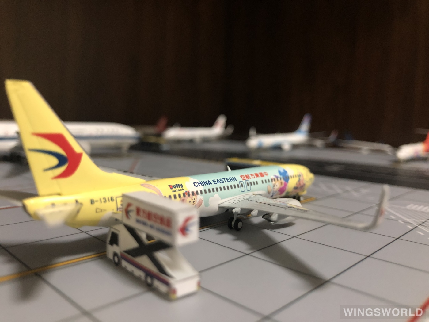 JC Wings 1:400 EW4738008 China Eastern 中国东方航空 Boeing 737-800 B-1316