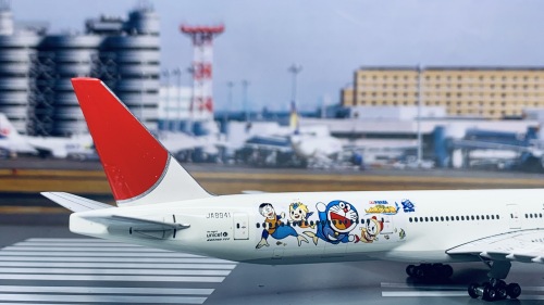 JAL ドラえもんジェット BOEING 777-300 maxresdefault.jpg