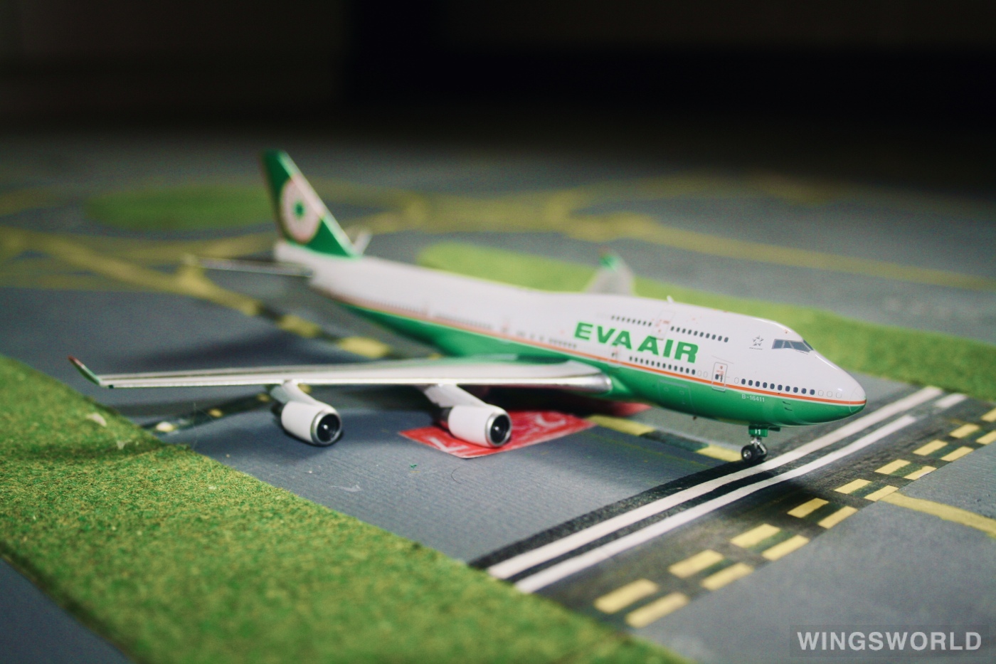 Phoenix 1:400 PH04153 EVA Air 长荣航空 Boeing 747-400 B-16411