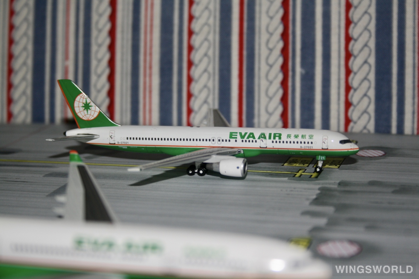 Phoenix 1:400 PH10514 EVA Air 长荣航空 Boeing 757-200 B-27021