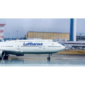 Lufthansa 汉莎航空 Boeing 747-8i D-ABYC 1990s colors. With rolling gears. Produced by Phoenix. GJDLH1047 Geminijets 1:400