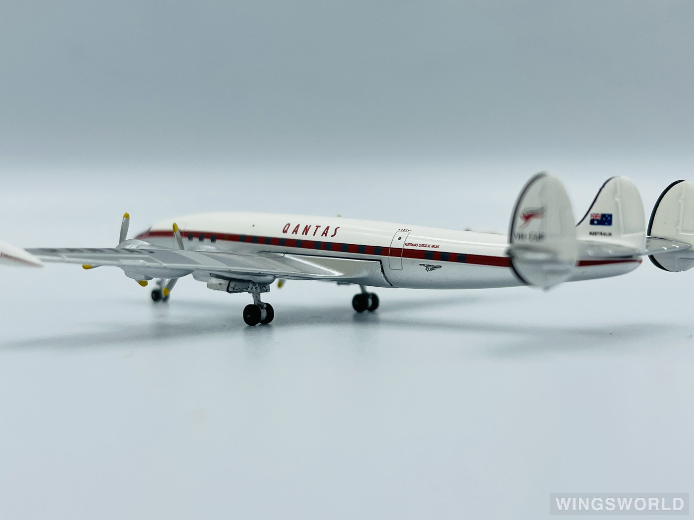 AeroClassics 1:400 ACVHEAP Qantas 澳洲航空 Lockheed L-1049 Super Constellation VH-EAP