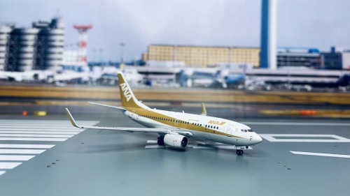 ANA 全日空 Boeing 737-700 JA01AN Gold Jet BOX18023 Pandamodel 1:400