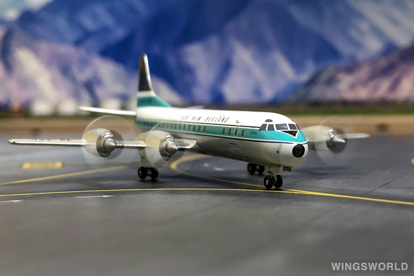 AeroClassics 1:400 ACZKTEC Air New Zealand 新西兰航空 Lockheed L-188 Electra ZK-TEC