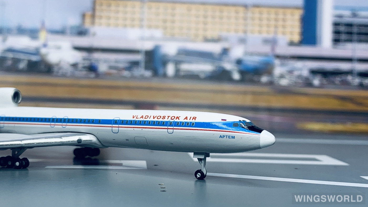 AeroClassics 1:400 AC419863 Vladivostok Air 海参崴航空 Tupolev Tu-154 RA-85588
