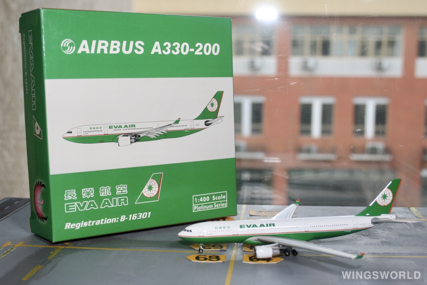 Phoenix 1:400 PH10329 EVA Air 长荣航空 Airbus A330-200 B-16301