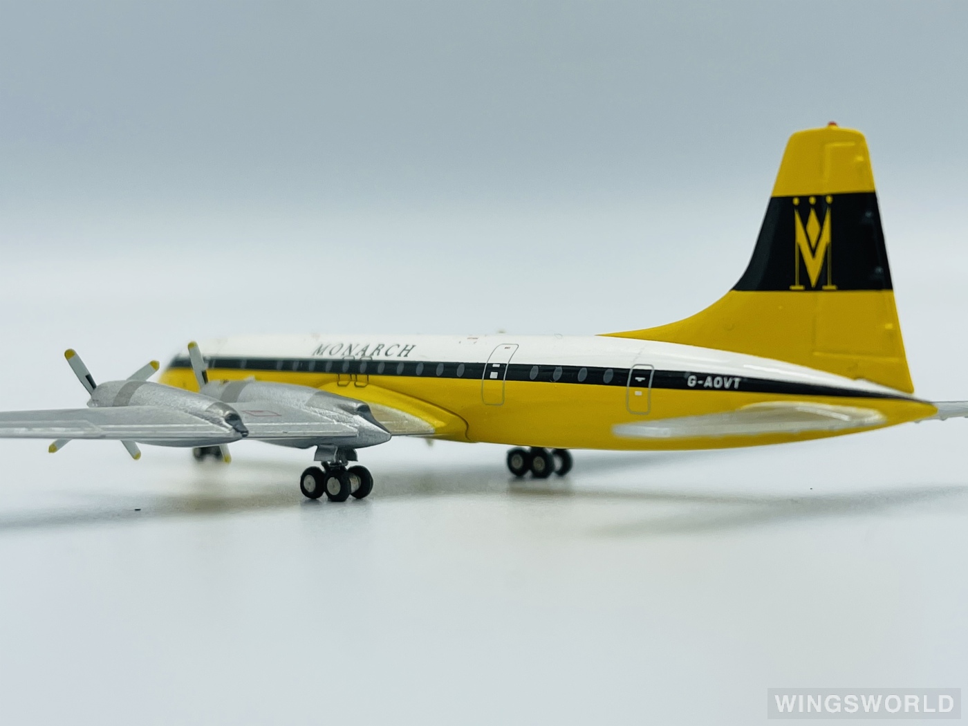 Geminijets 1:400 GJMON216 Monarch Airlines 君主航空 Bristol 175 Britannia G-AOVT