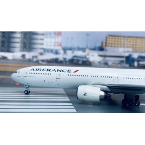 Air France 法国航空 Boeing 777-300 F-GSQF 2007s colors. With rolling gears. A13051 Apollo 1:400
