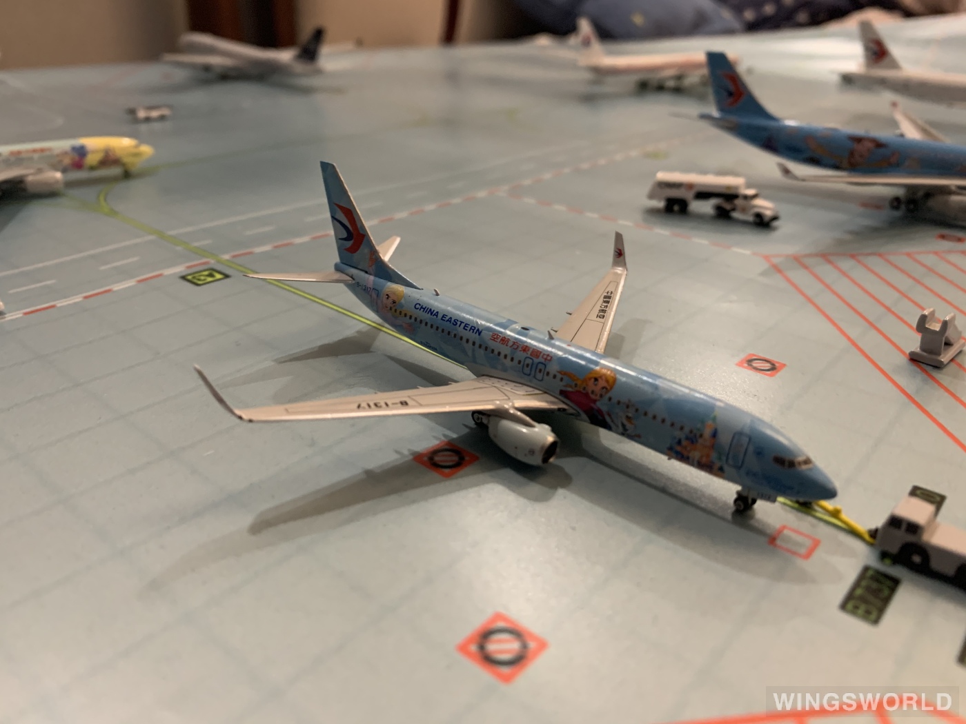 Phoenix 1:400 PH04323 China Eastern 中国东方航空 Boeing 737-800 B-1317