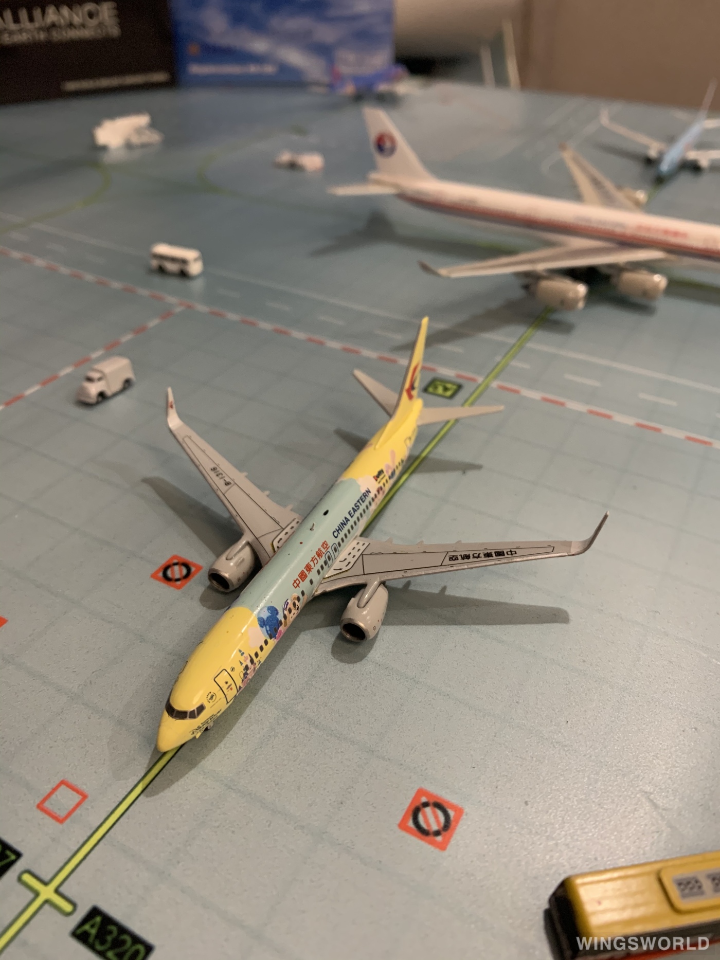 JC Wings 1:400 EW4738008 China Eastern 中国东方航空 Boeing 737-800 B-1316