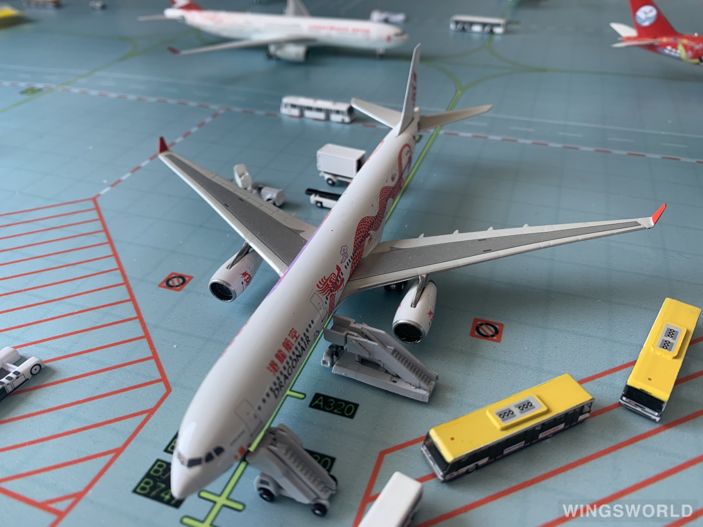 Phoenix 1:400 PHBHWG Dragonair 港龙航空 Airbus A330-300 B-HWG