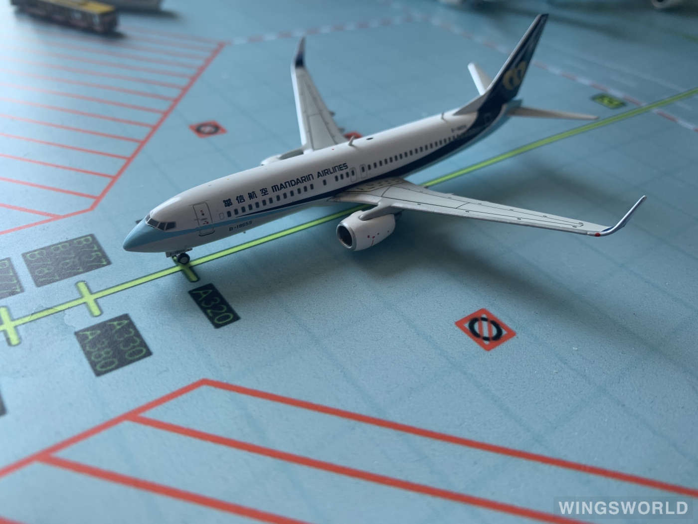 JC Wings 1:400 XX4703 Mandarin Airlines 华信航空 Boeing 737-800 B-18659