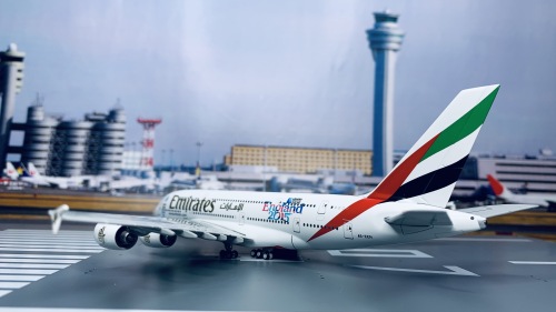 Emirates 阿联酋航空 Airbus A380-800 A6-EEN 2000s colors. 
