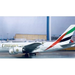 Emirates 阿联酋航空 Airbus A380-800 A6-EEN 2000s colors. 