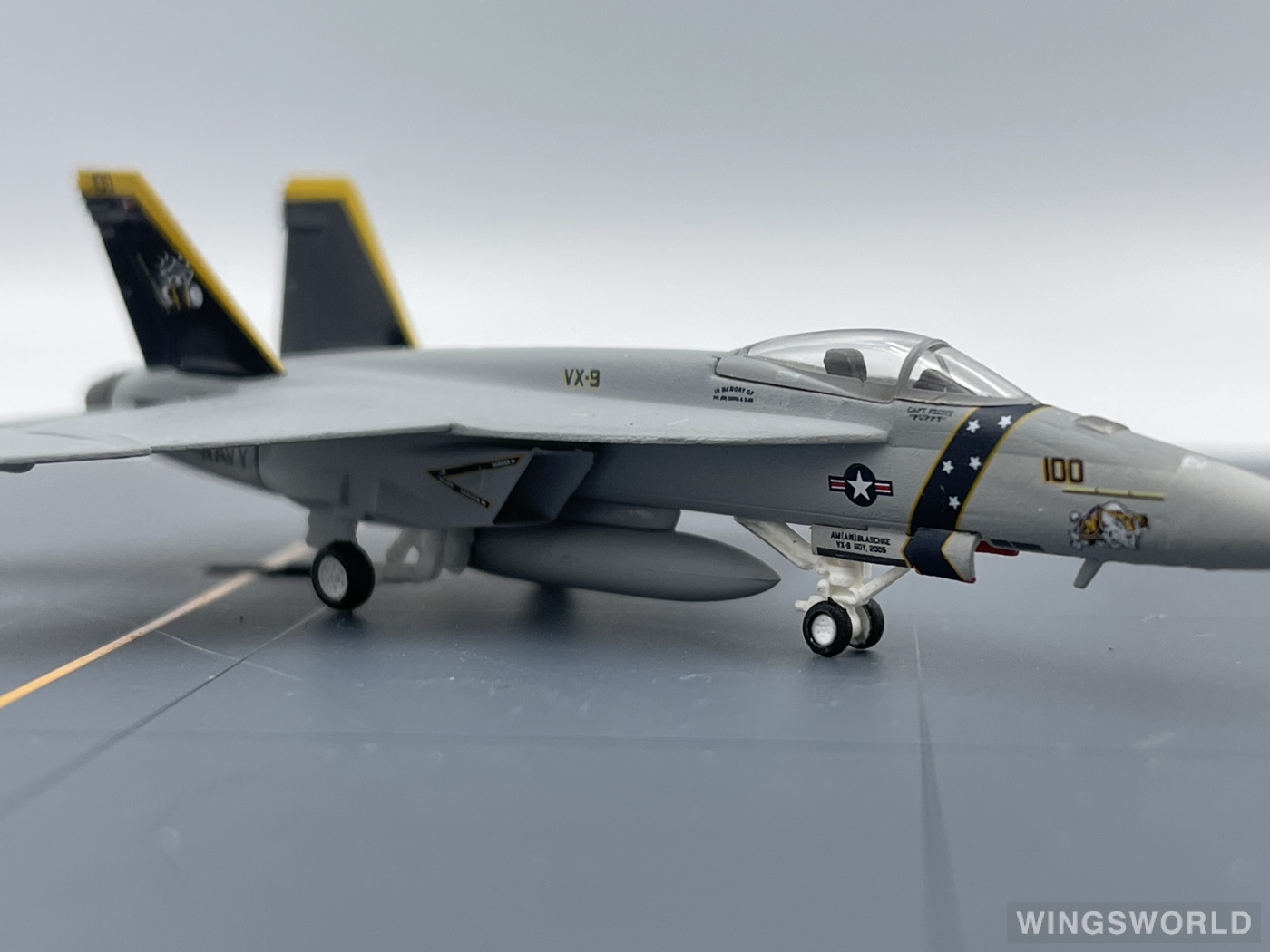 Hogan 1:200 HG6238 U.S. Navy 美国海军 McDonnell Douglas F/A-18 VX-9 XE100