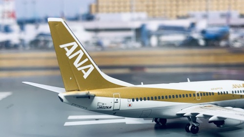 ANA 全日空 Boeing 737-700 JA02AN Gold Jet 赤い羽根 BOX18024 Pandamodel 1:400