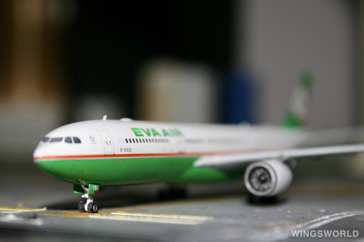 Phoenix 1:400 PH11272 EVA Air 长荣航空 Airbus A330-300 B-16335