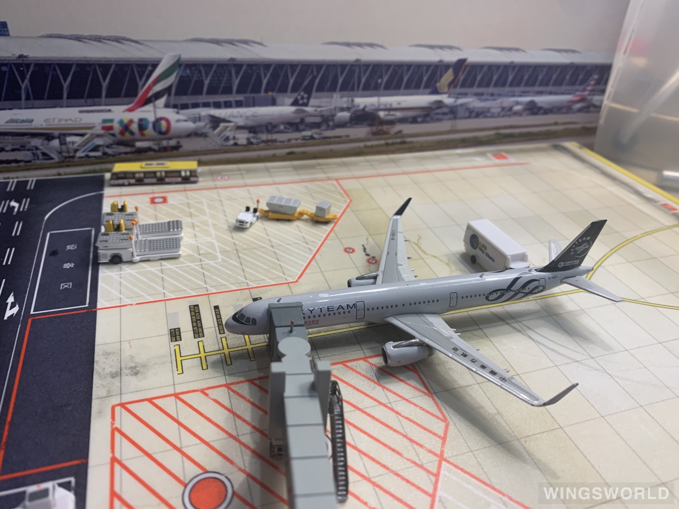 Phoenix 1:400 PH11660 China Eastern 中国东方航空 Airbus A321 B-1837