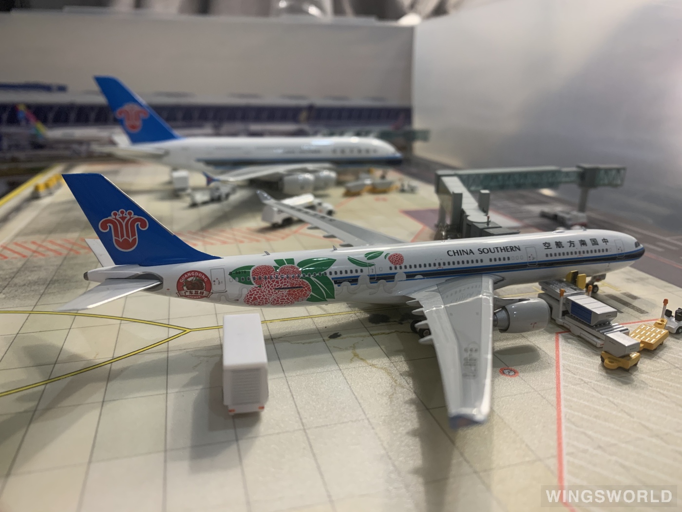 Phoenix 1:400 PH11620 China Southern 中国南方航空 Airbus A330-300 B-8870